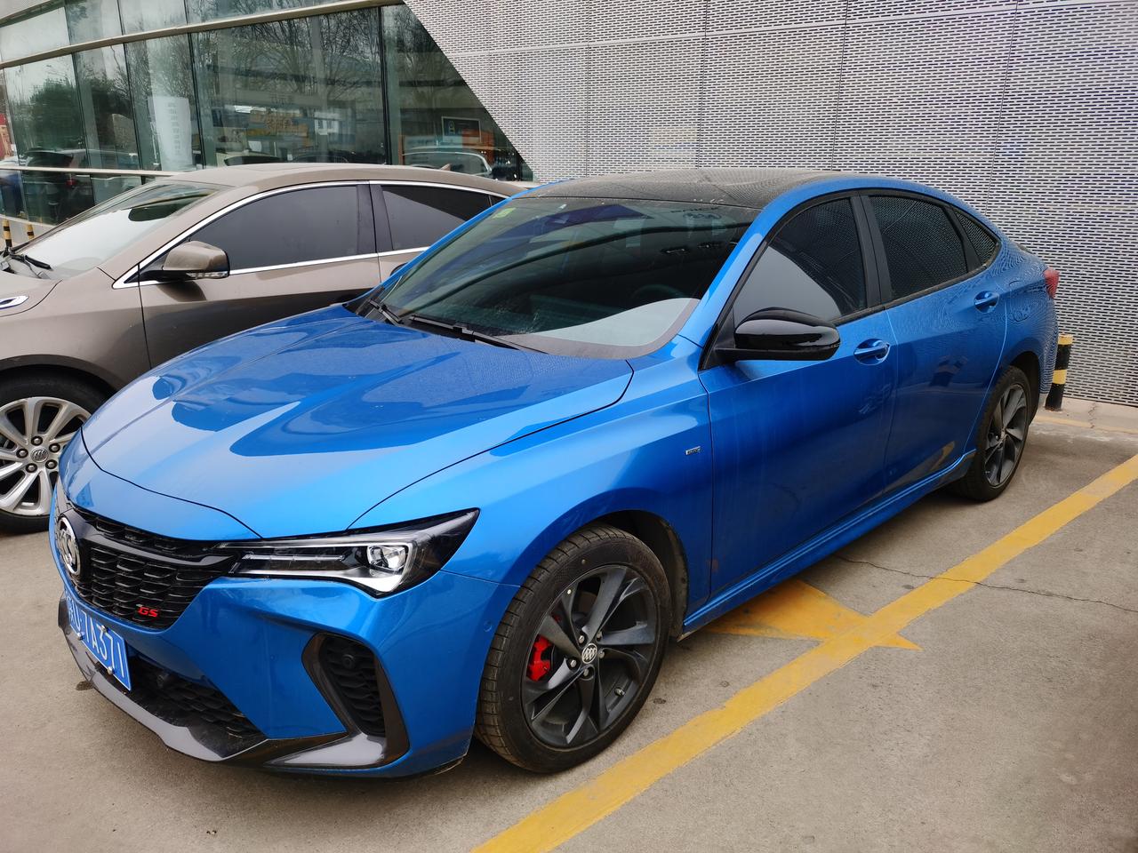 请问下，威朗Pro gs 追风版，白色车不都是黑顶吗？为啥黑顶还要加1000？倒车影像还要加1500？