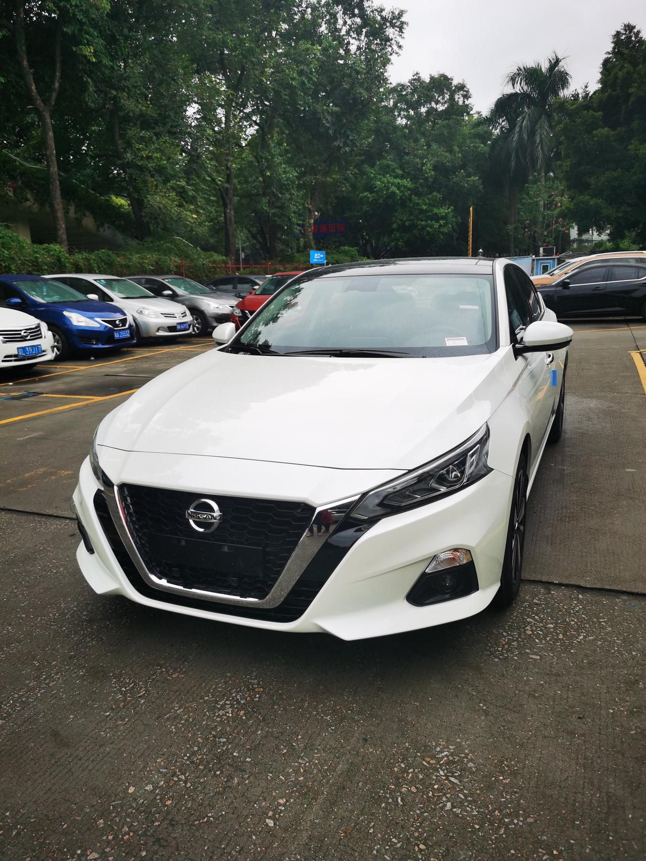 天籁2.0L，非ECO模式D档加速，会顿挫一下，就是轻踩油门车前一两秒慢慢加速，就突然猛地来一下往前冲。这情况对车上有会