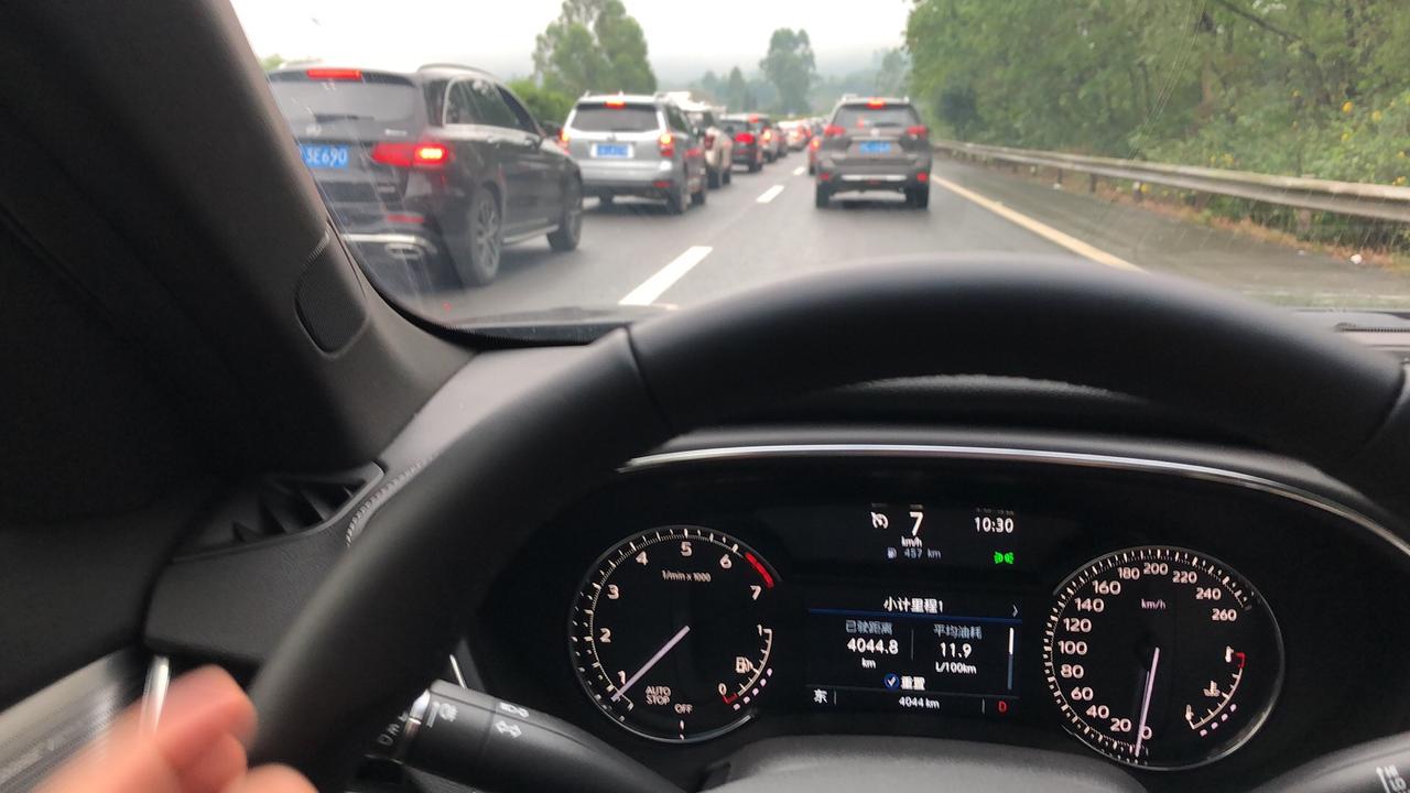 凯迪拉克CT5 各位车友们，我平时停车等红绿灯 车身抖动，这是正常的吗，很颠的那种