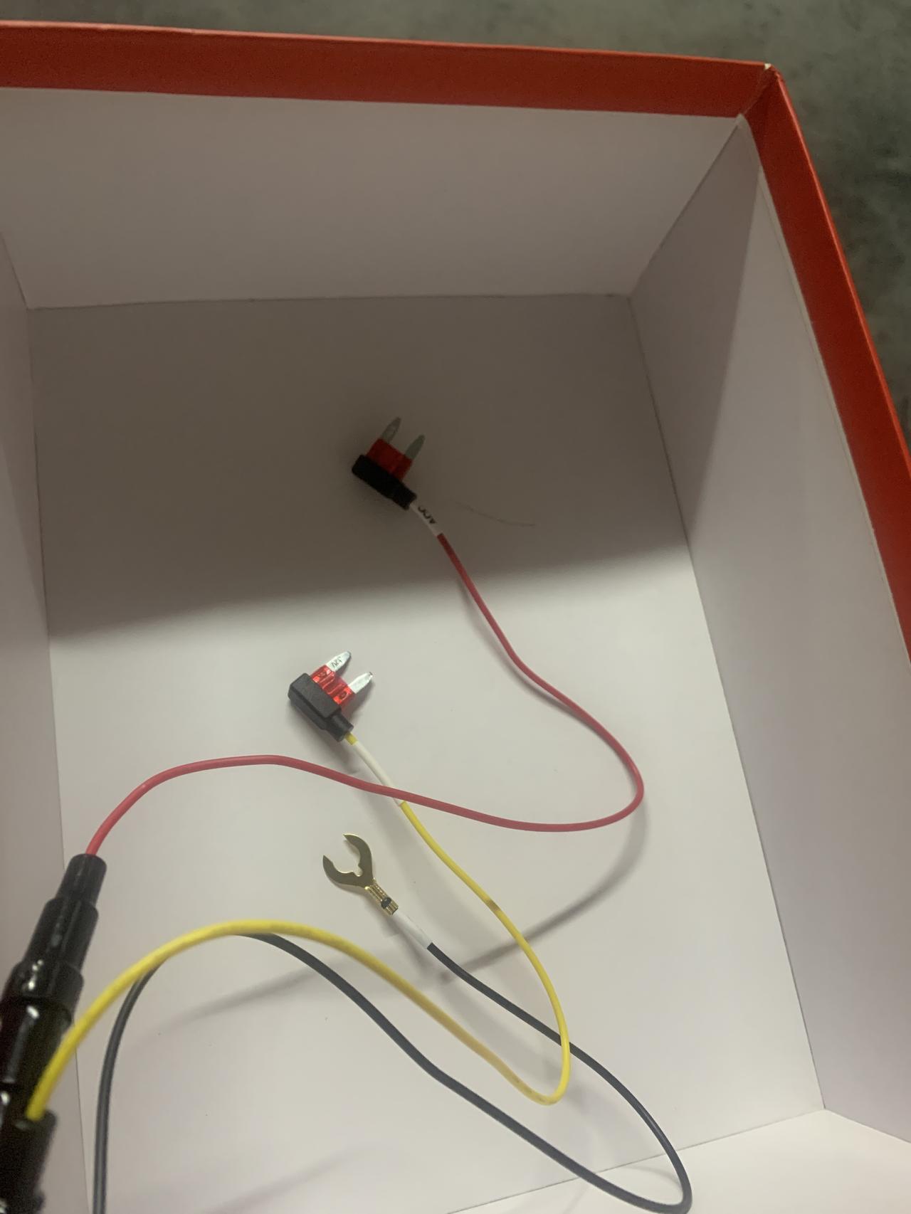 买了个专车专用记录仪，想接保险盒通电，谁知道acc 和常电接哪两个位置？车是21款福睿斯钻石版