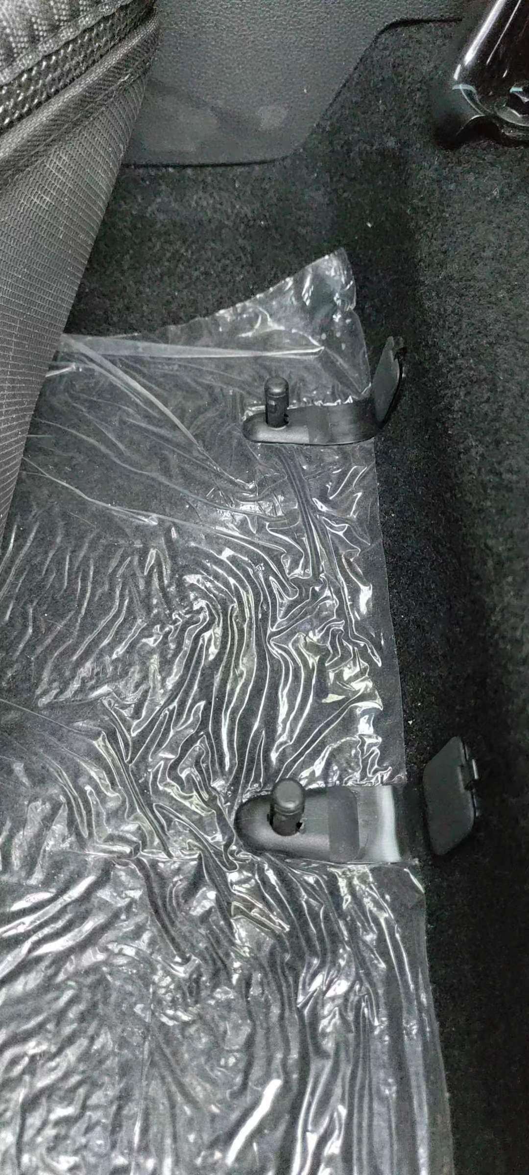 东风EV新能源EX1 向各位大神请教：主驾地毯这里的两个小东西怎么去掉，我理解工厂设计这个出发点是好的，用它们可以把专门