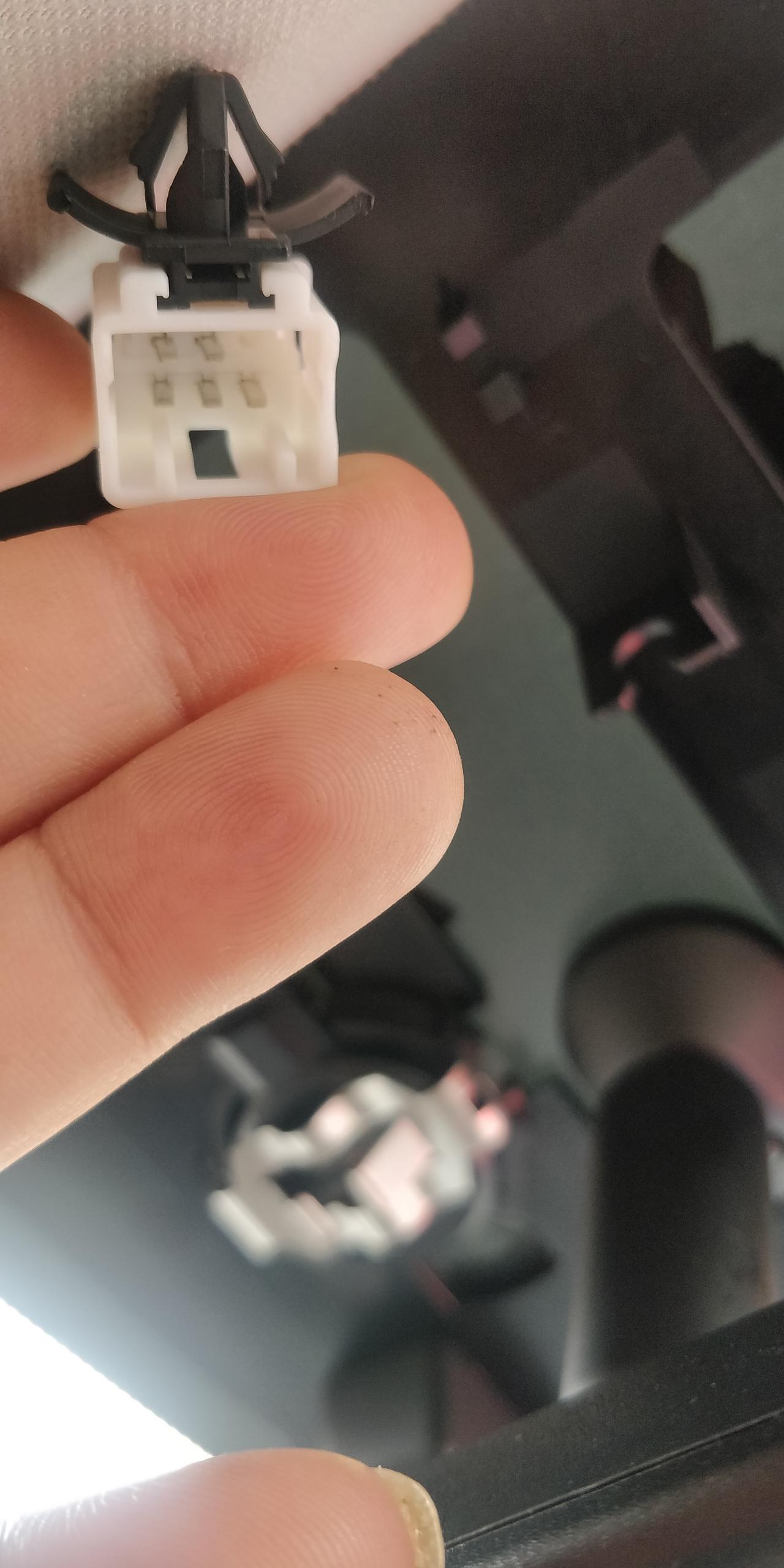 东风风神奕炫MAX 想在阅读灯接行车记录仪的电，不知道哪有转接线，在网上没找到，原车带个接口应该能接，大家有知道的吗？