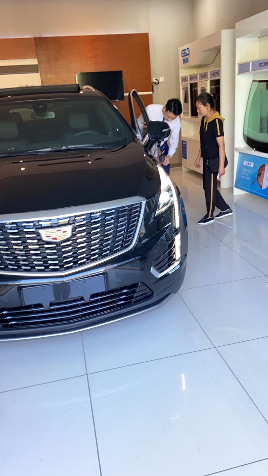 凯迪拉克XT5 xt5才提车五天 发现走颠簸路的时候仪表盘位置出现吱吱吱的异响 用手按压发现是仪表盘附近的塑料件与内物泡