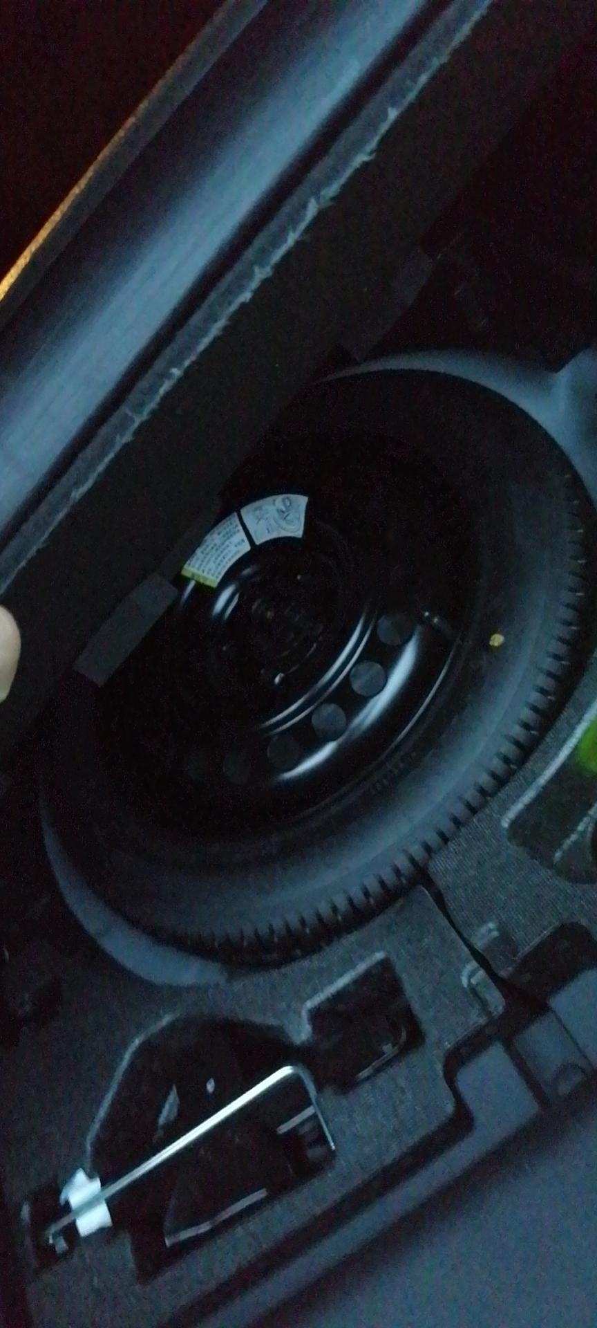 东风风神奕炫MAX 型爸后备箱里面随车都配备了什么工具，求解答！