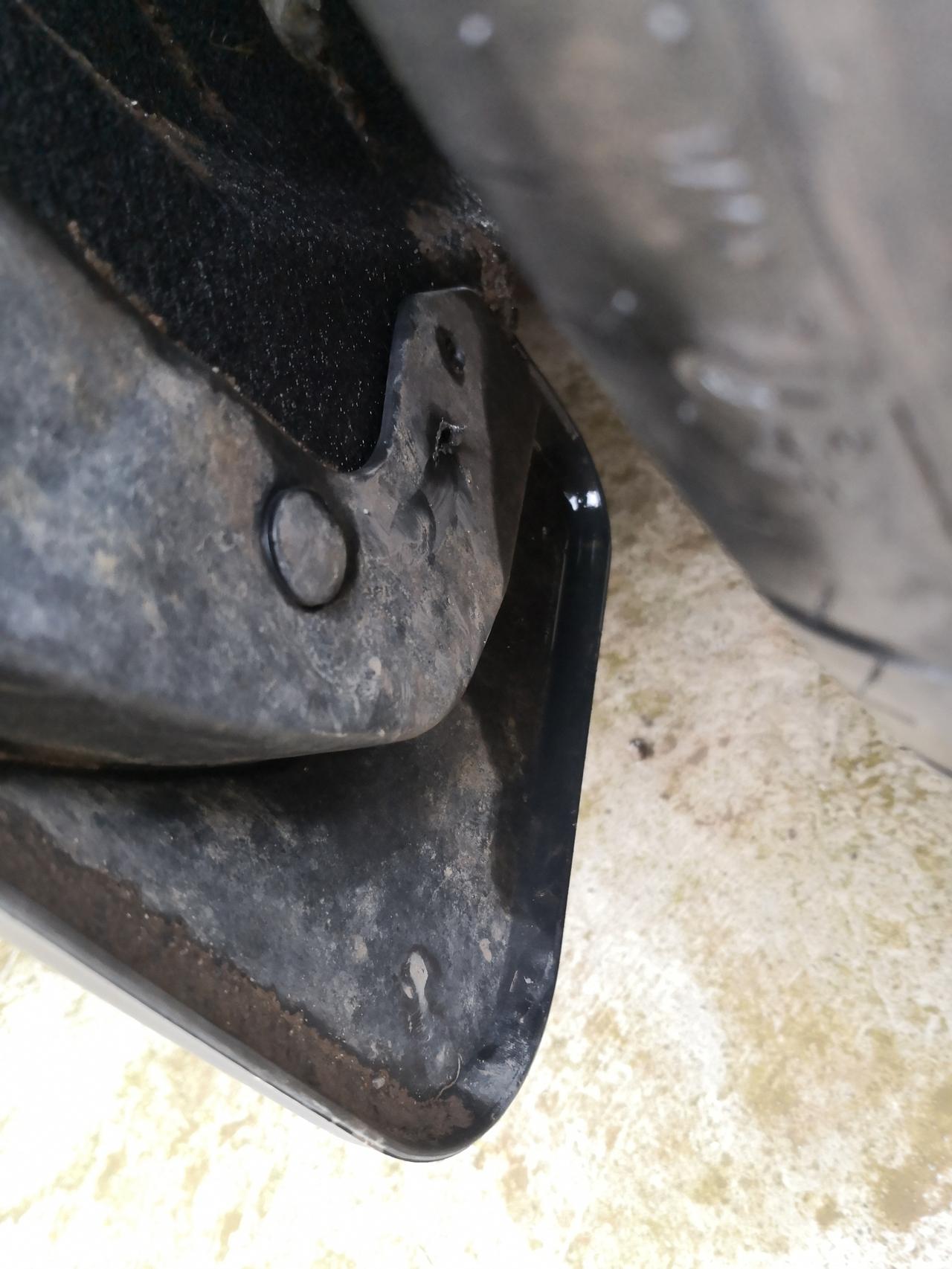 福特福睿斯 今天自己洗车，这小黑点有点洗不掉啊？谁知道怎么回事，前面的挡泥板想自己斜着弄颗螺丝进去加固下，不知道会不会伤