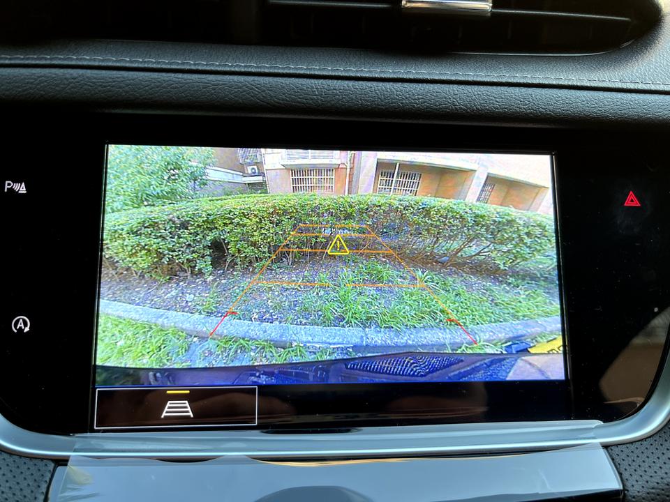 凯迪拉克XT5 XT5倒车影像歪刚提的新车，发现倒车影像显示是歪的，下图显示的实际是停正的状态，可以看出后面的水泥边线明