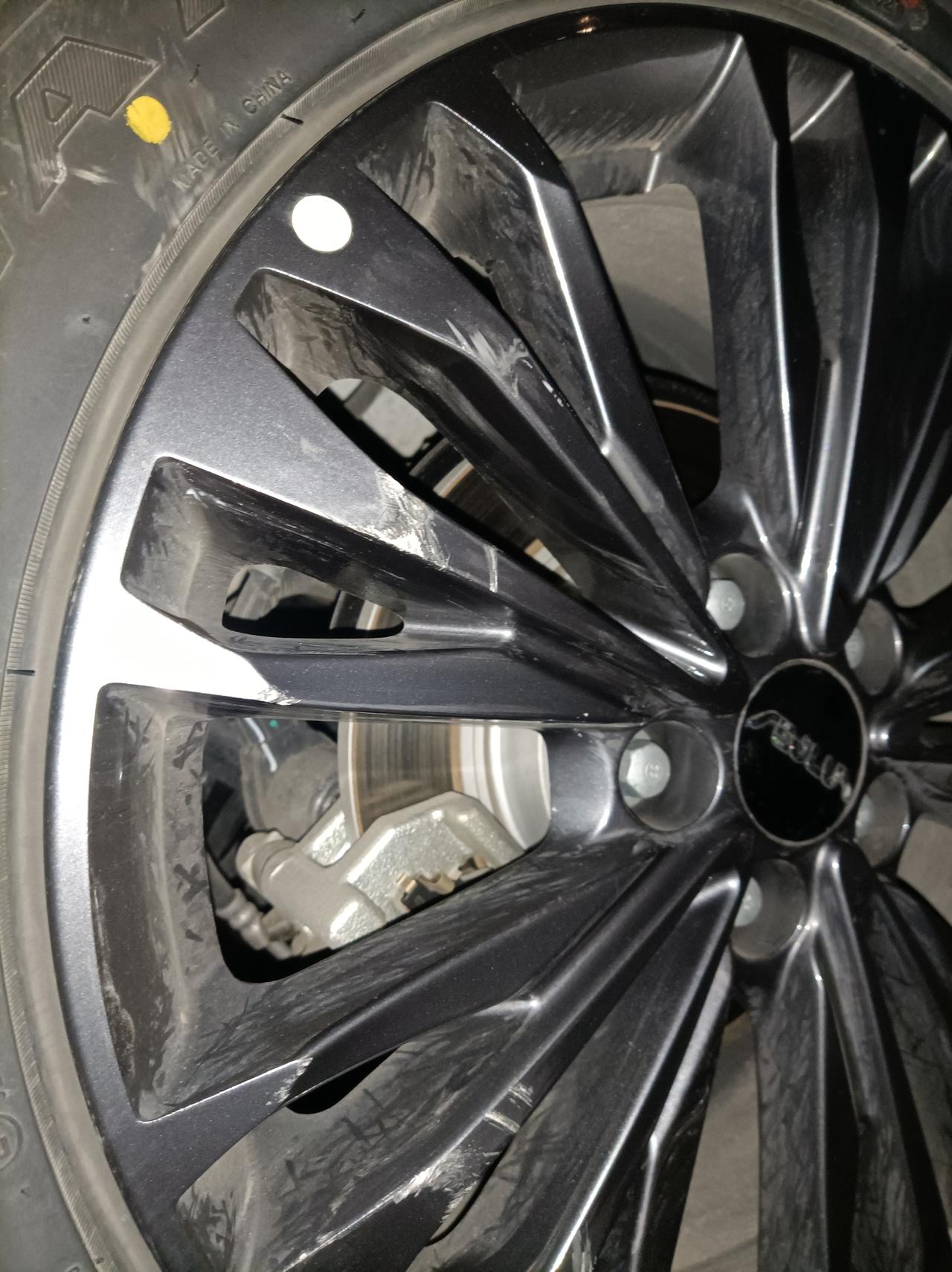 东风风神奕炫MAX 这车轮毂是锻造的还是铸造的？今天贴边停车刮了一下问题大不大 友友们看一下