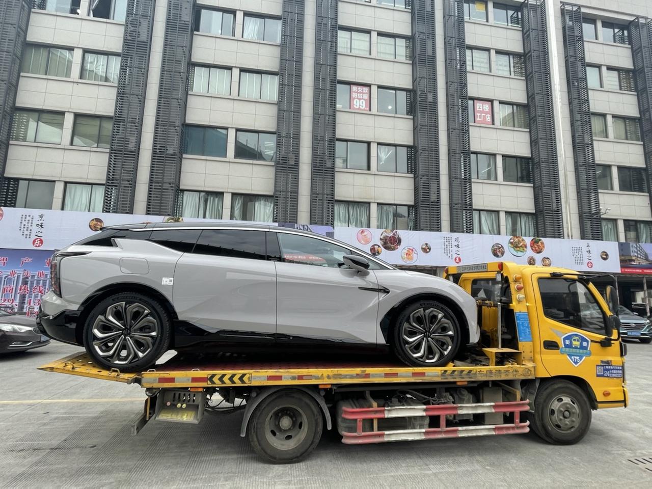 高合HiPhi X 这是哪位兄弟的车，哈哈哈，多少钱啊，可以贷款吗？有没有免息啊