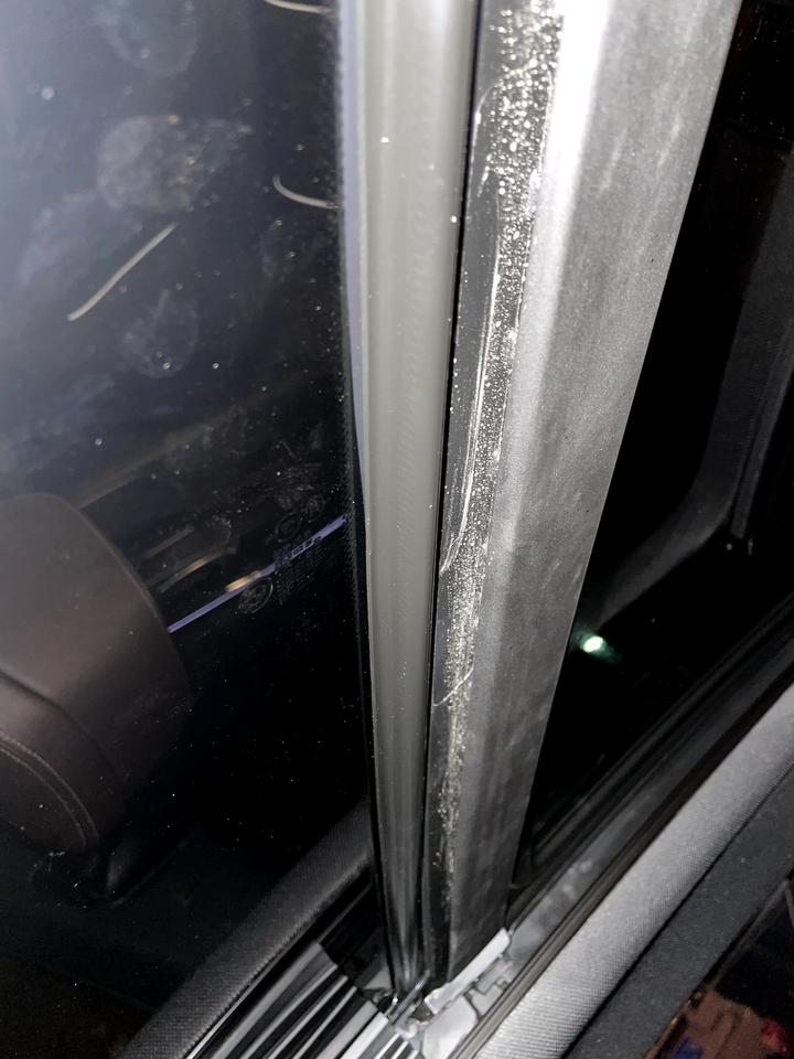 宝马6系GT 大佬们，我这天窗正常吗，污垢好多啊，4s店说6gt天窗排水就在那里