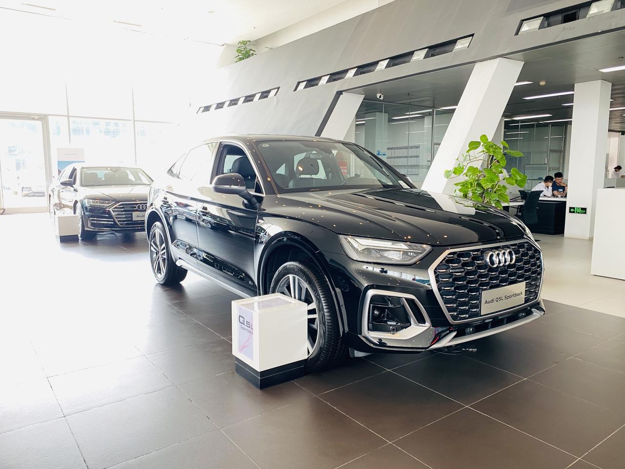奥迪Q5L Sportback 向各位已提车和订车的Q5L SPB车友请教       本人为未到而立之年研究生一名，应