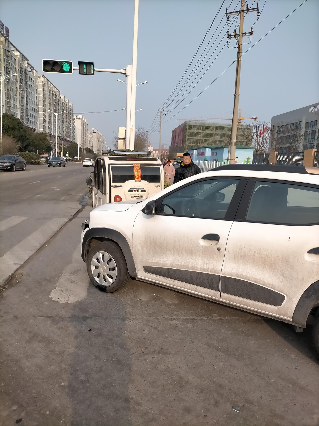 东风EV新能源EX1 右拐跟一个小三轮碰了，小三轮就一点划痕，我的车竟然这样了，质量有待改进吧，铁皮太薄了