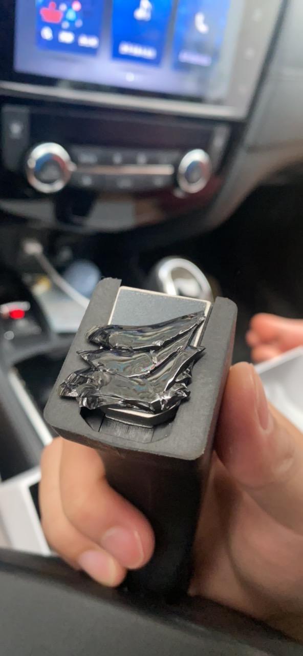 日产奇骏·荣耀 按个行车记录仪没注意把后视镜给干下来了 这咋整 连着玻璃一起掉下来了