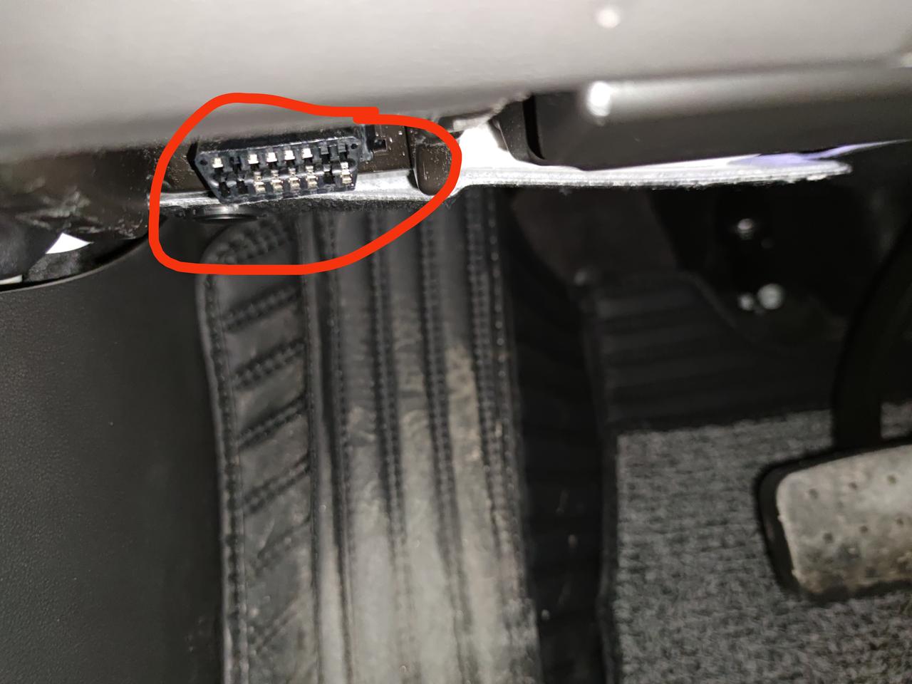 凯迪拉克XT5 请问下各位尊贵的凯迪拉克车主，红色画圈这块的东西是干嘛的呢，感觉缺东西是这样的吗这个位置。