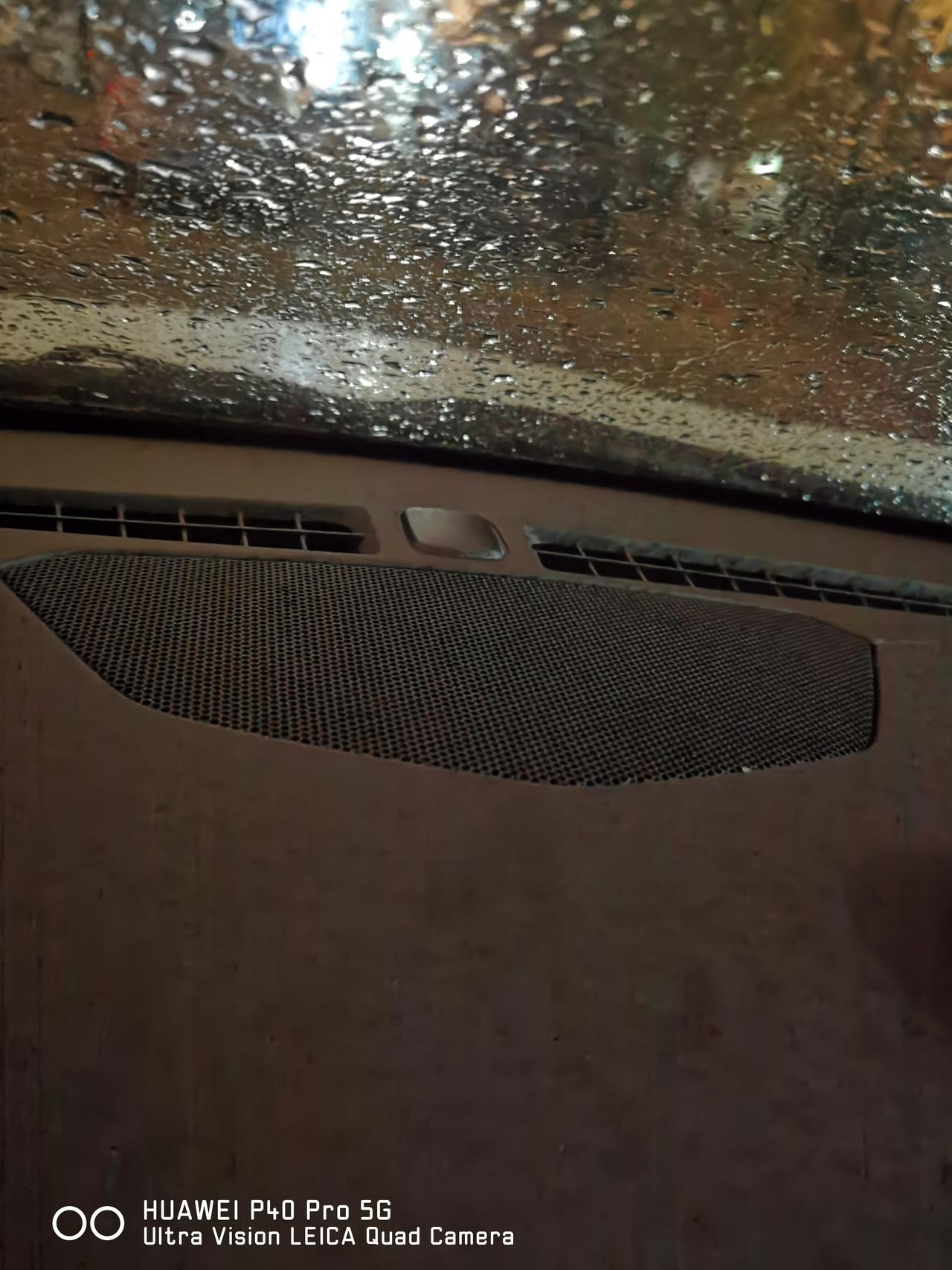 凯迪拉克XT5 最近新提车，晚上停车的时候没下车，发现这边前面一直在闪红灯，这是什么功能呀