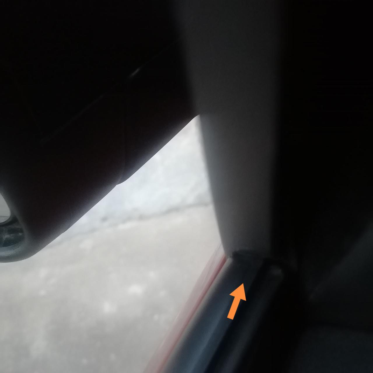 东风EV新能源EX1 开了几天驾驶员玻璃门坏了，升不上去好像什么东西卡住了，麻烦问题提车才不到一个月啊！郁闷