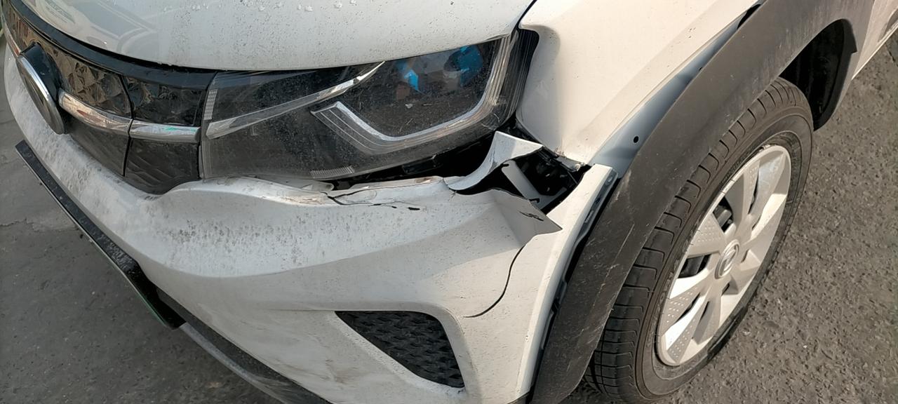 东风EV新能源EX1 右拐跟一个小三轮碰了，小三轮就一点划痕，我的车竟然这样了，质量有待改进吧，铁皮太薄了