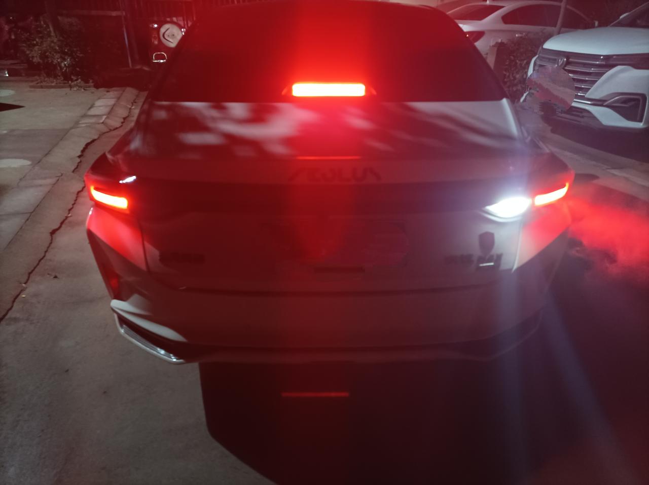 东风风神奕炫MAX max全部车型倒车灯都是单边设计的吗？我是超酷潮爸版。提车的时候没注意，开了大半个月了才发现
