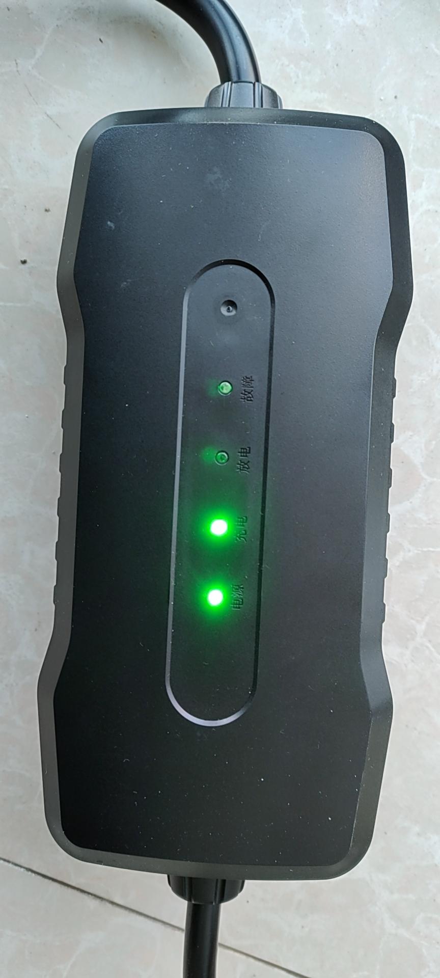 东风EV新能源EX1 提车三天用车带充电器充电，开始正常，解锁车开下门充电器就显示充满状态就不工作了。然后重新插一下就又