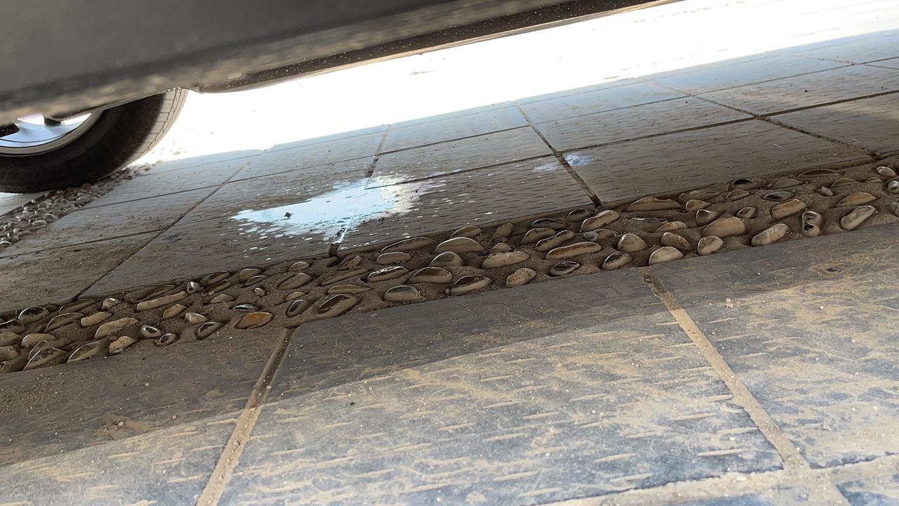 凯迪拉克XT5 刚提车出来一路开的空调，停车发现底盘一直滴液体，打电话问4s说是空调的排水，请各位看看你们也这样吗？很大