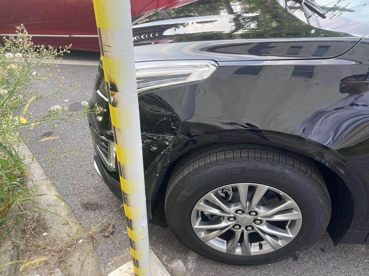 凯迪拉克XT5 求教大神帮忙，车子刮蹭柱子上了，大灯没问题，维修的话需要多少钱？