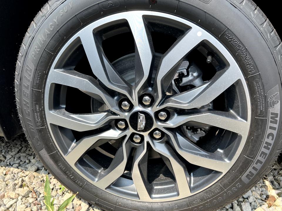凯迪拉克XT5 四驱蜂鸟版提车，发现四个米其林轮胎primacy SUV外侧均未标注生产日期，怀疑是否在内侧？另，有人说