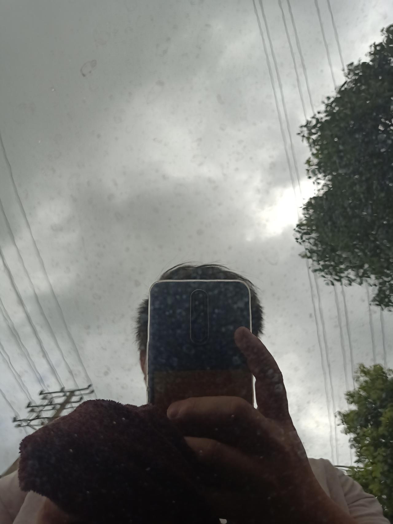 奥迪Q5L Sportback 黑色车漆上的雨斑洗不掉，兄弟们有什么办法？??有想买车的小伙伴建议还是别买黑色