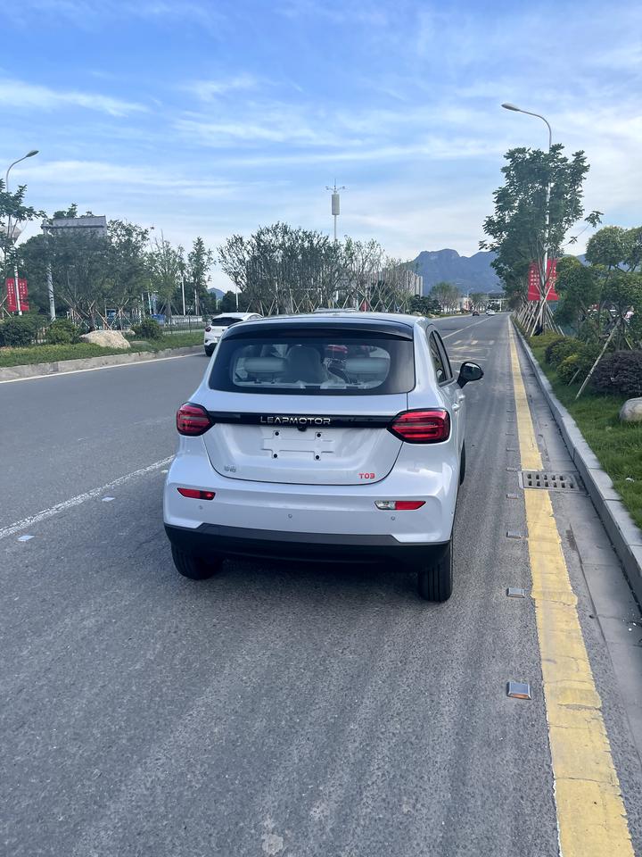 零跑零跑T03 刚买的T03 22款顶配星钻版 发现一解锁仪表盘和中控显示屏就亮了 大家的车都这样吗 有没有哪里可以设置