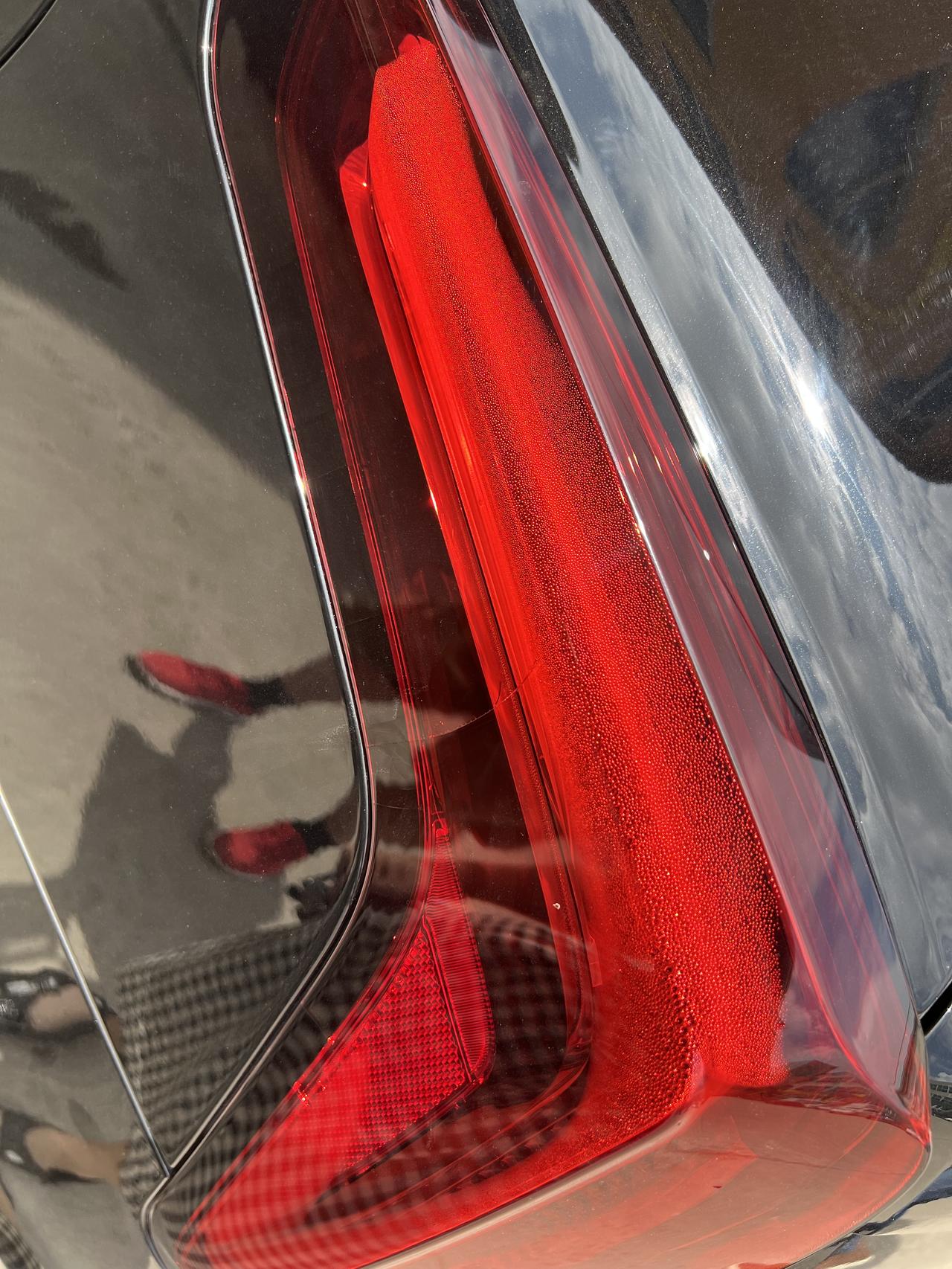 凯迪拉克XT5 买的二手车 一年半车龄未出质保期 后尾灯透水 还享受质保更换服务嘛？