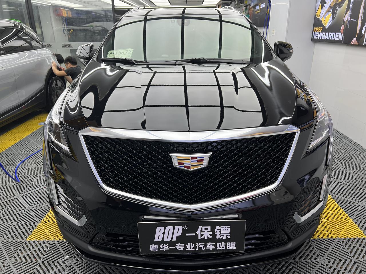 凯迪拉克XT5 请问XT5蜂鸟有一脚踢开尾门的功能吗？在哪里设置啊？