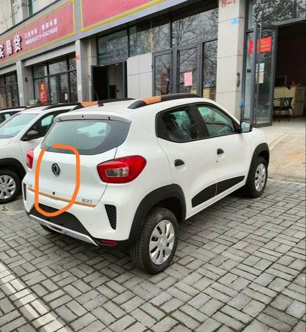 东风EV新能源EX1 亲们，买的中配，我在网上看的后备箱按钮都是图一这样的，我的是图二这样的，位置比较靠下，请问有知道怎