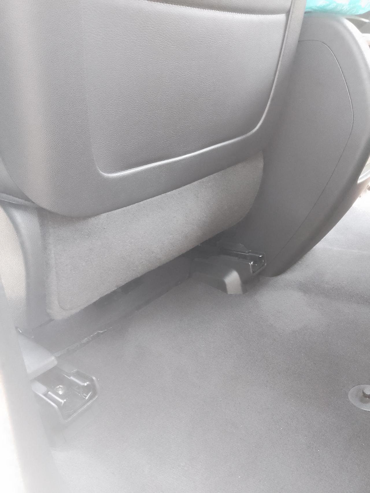 凯迪拉克XT5 请教一下XT5主副驾驶座椅背部 ，底部有一块长方形绒布比较容易脏 ，有没有什么好办法处理一下？后排小朋友