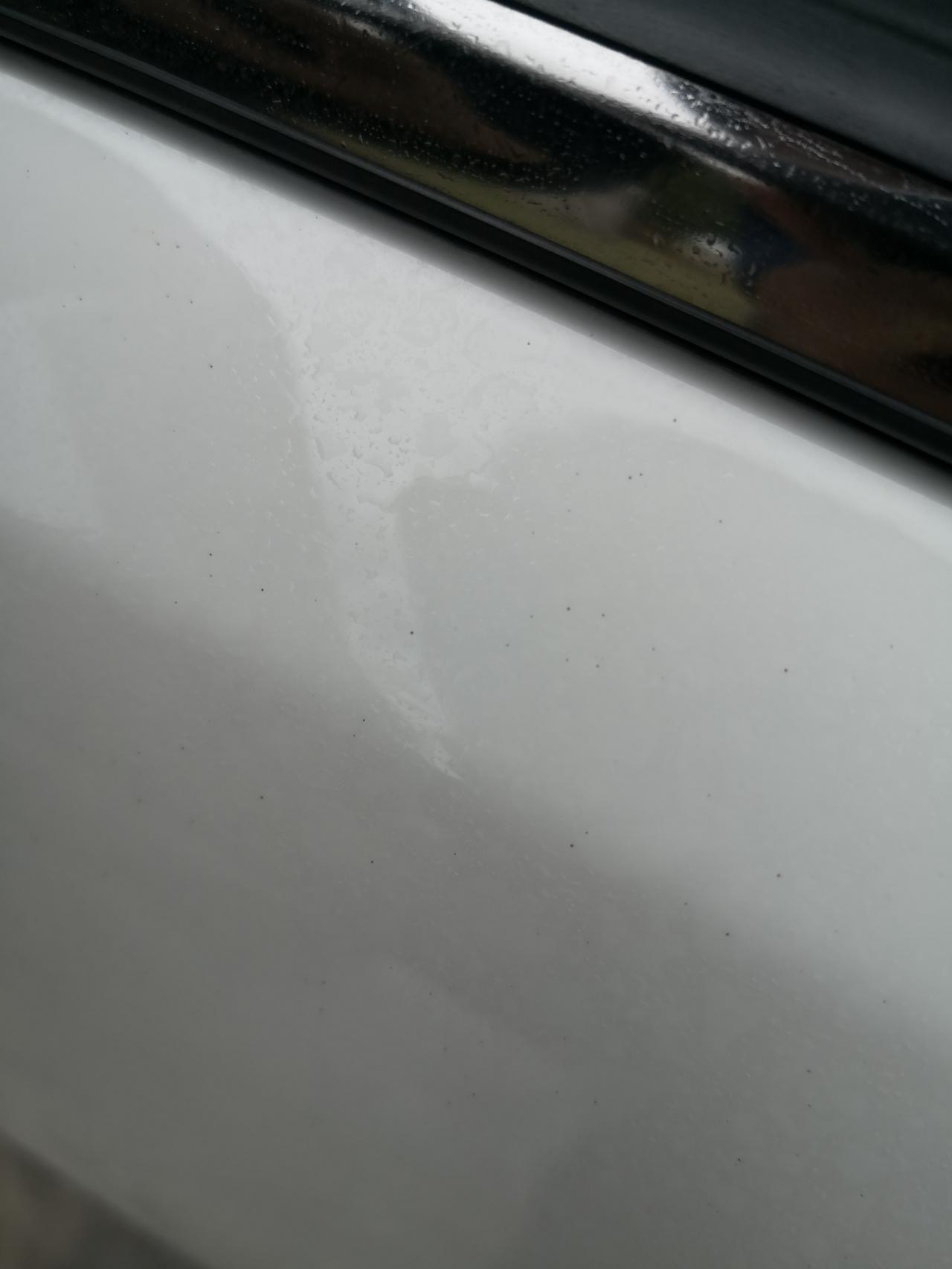 福特福睿斯 今天自己洗车，这小黑点有点洗不掉啊？谁知道怎么回事，前面的挡泥板想自己斜着弄颗螺丝进去加固下，不知道会不会伤