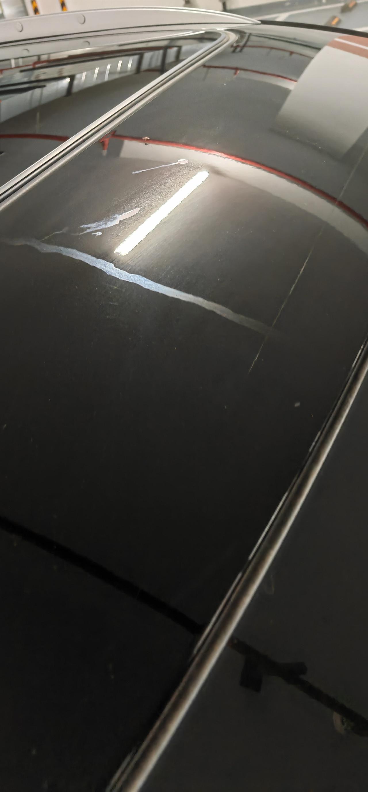 凯迪拉克XT5 有谁知道这条玩意是啥？怎么都啊擦不掉。用了白醋也没用