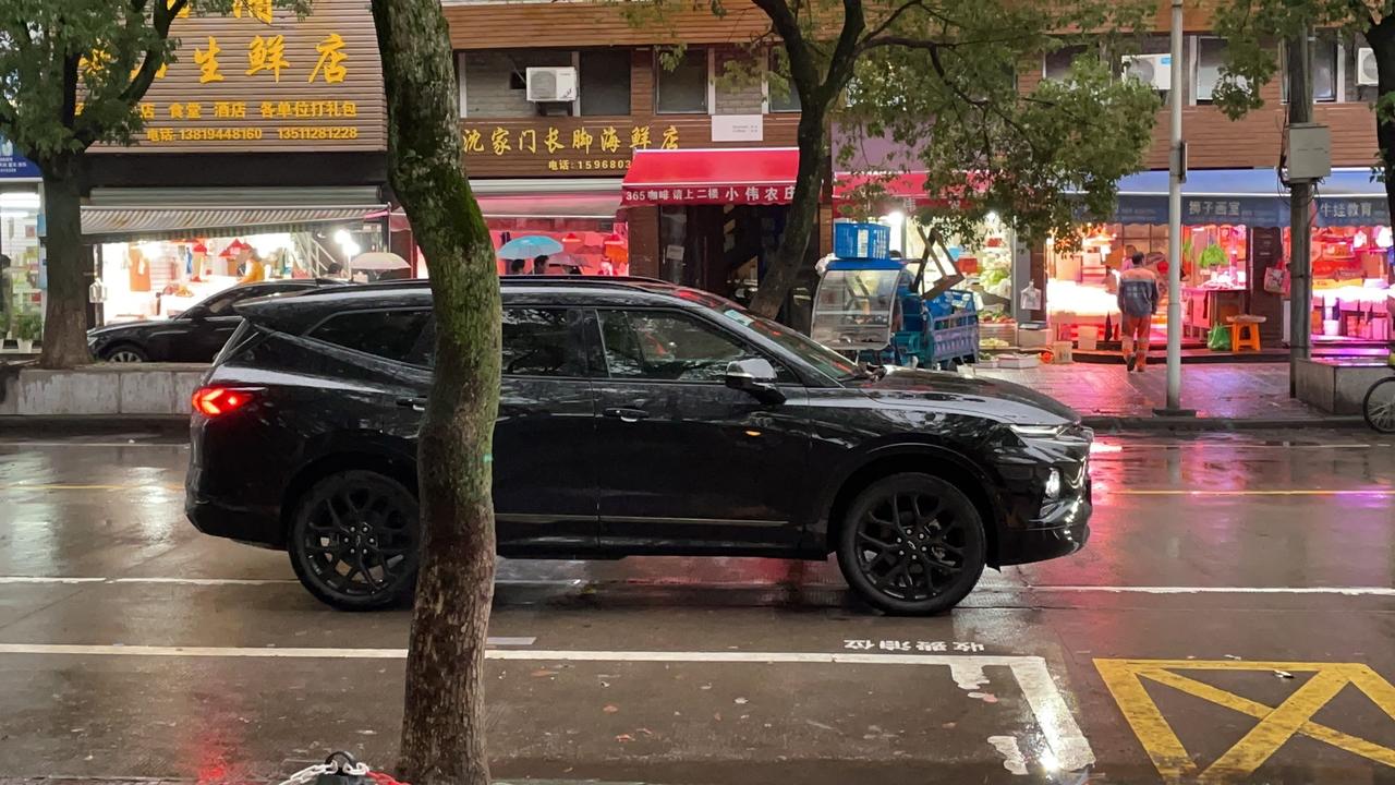 开拓者360在行车是是否能自动跳出开影像？是需要设置吗？每次都是10码以下的时候手动才能开启