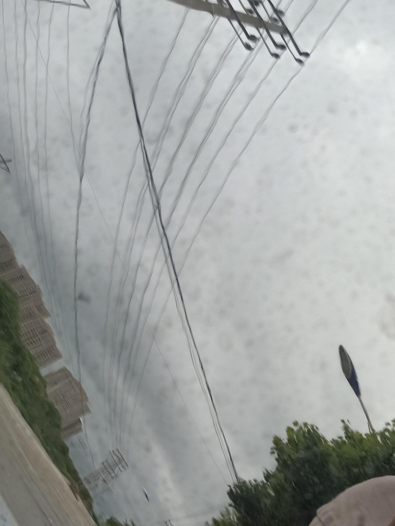 奥迪Q5L Sportback 黑色车漆上的雨斑洗不掉，兄弟们有什么办法？??有想买车的小伙伴建议还是别买黑色