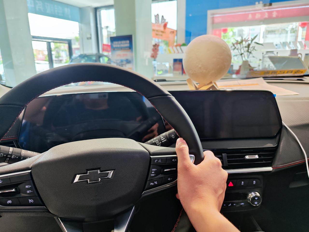 雪佛兰开拓者 兄弟们，刚刚去四儿子店拉扯回来5.3万现金+1万置换+1.2万半税29万4落地顶配擎版还能再刀不