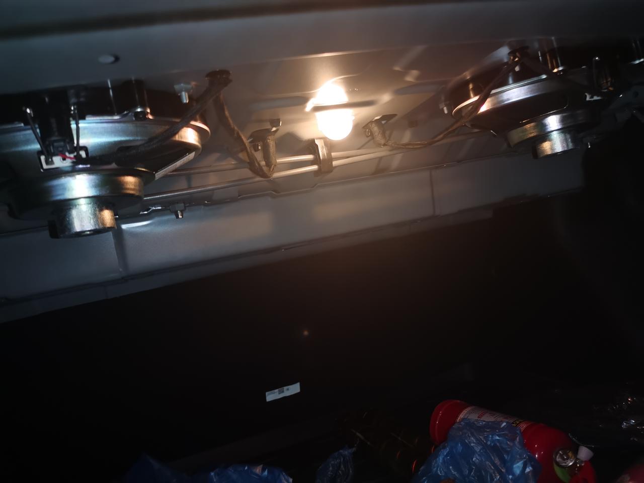 东风风神奕炫MAX 我的辣爸版后面后备箱里面是裸露的，你们也是吗，怎么看着这么拖拉