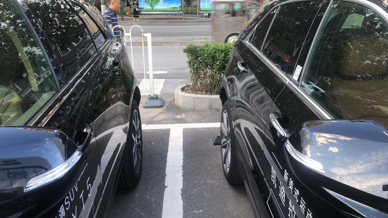 凯迪拉克XT5 各位朋友 最近在考虑入手XT5，在纠结要哪个颜色，开始考虑的是黑色，现在看到黛蓝色感觉也很大气，但又觉得