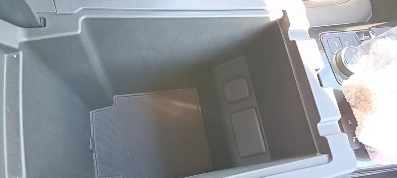 22年10月购买的21款开拓者擎版，发现中央扶手箱里的usb，type-c和aux插孔取消了，只有12v电源？