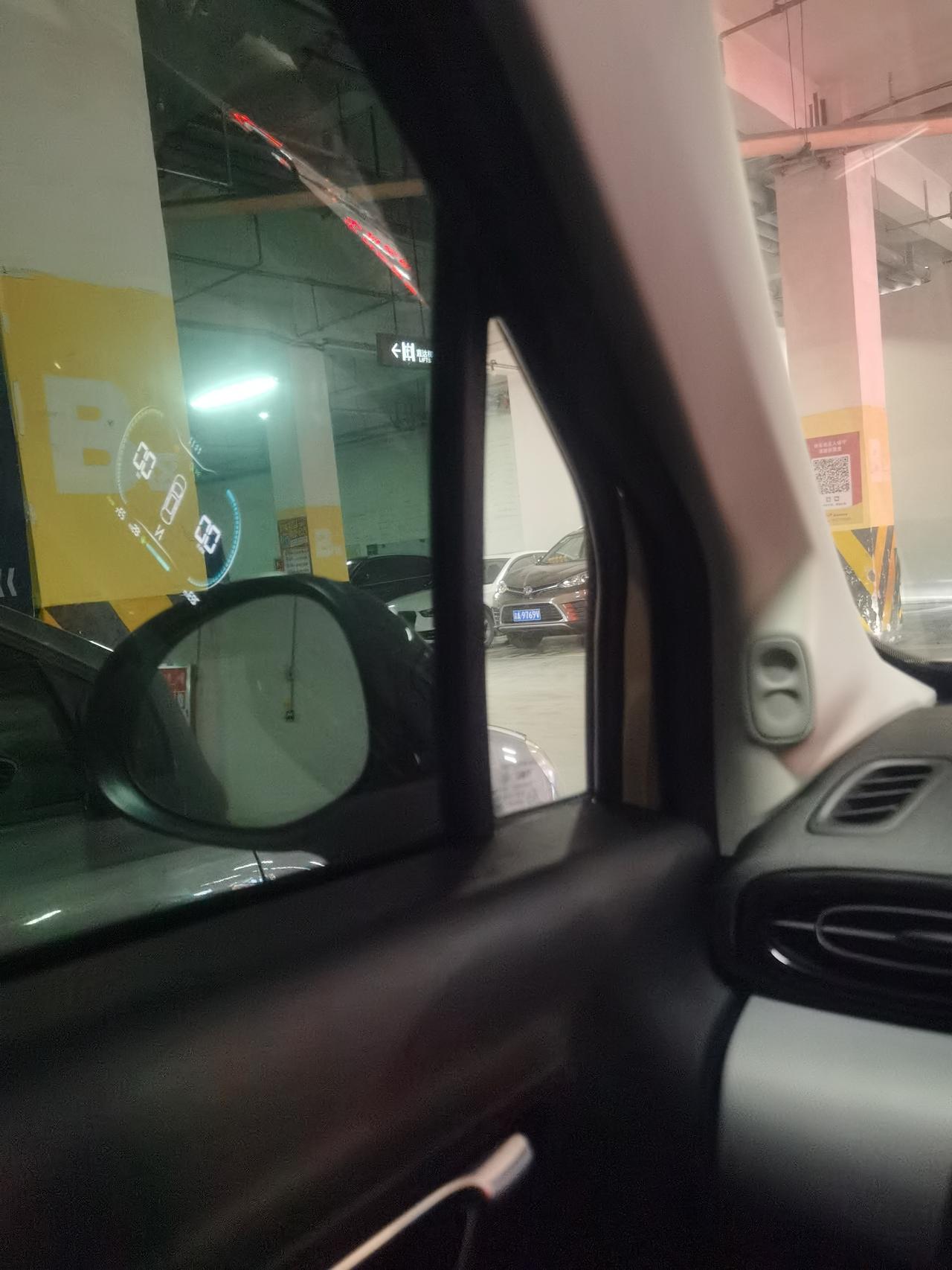 零跑零跑T03 问下各位车主，主副驾车窗前面那块小玻璃你们贴膜了吗，我贴的时候师傅说那块都不贴的，现在看着感觉怪怪的