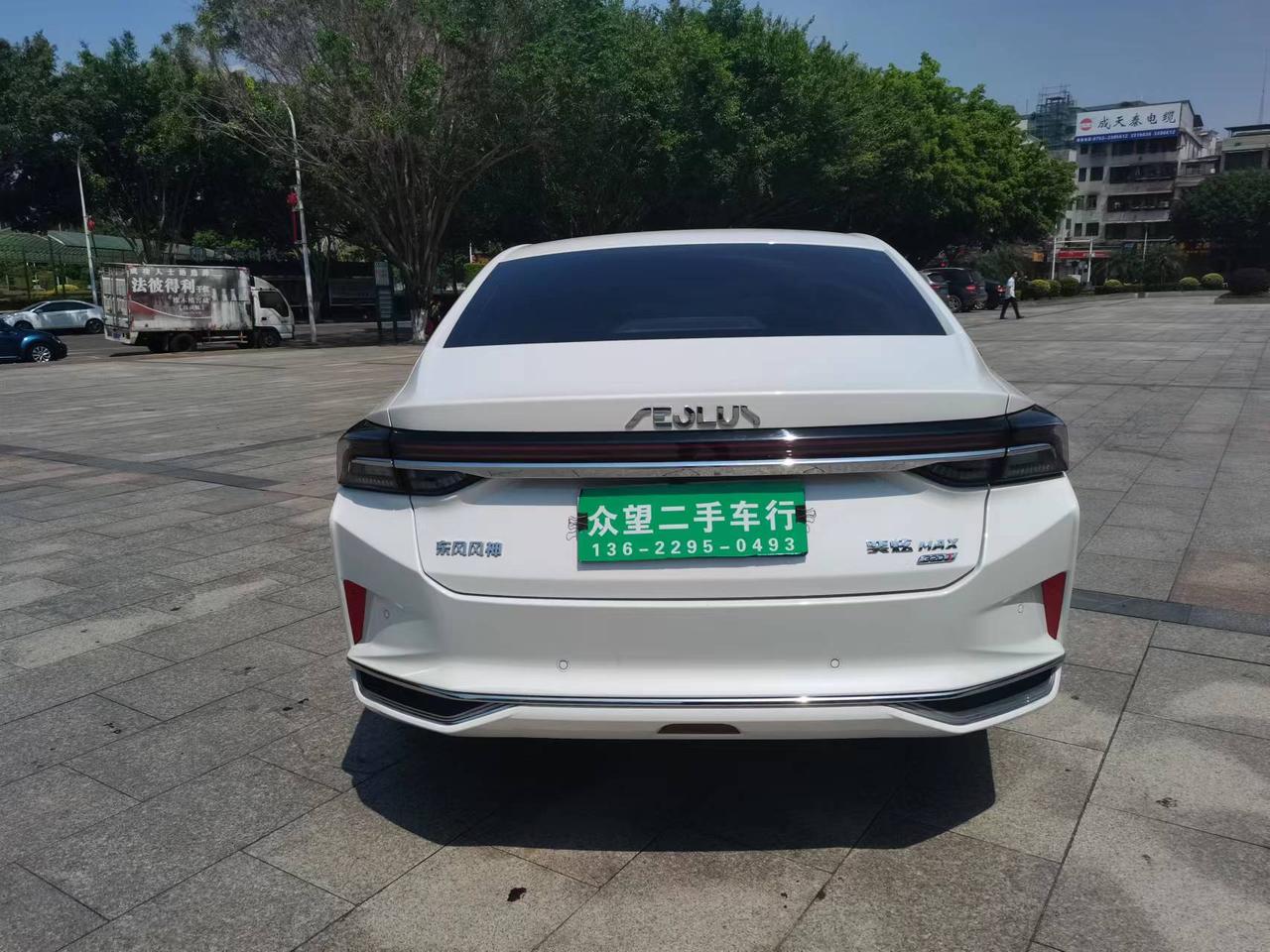 东风风神奕炫MAX 请问兄弟们这是那个版本裸车价是多少的？有个卖这二手车的，10月13号上牌跑了1.6万公里卖8万合适不