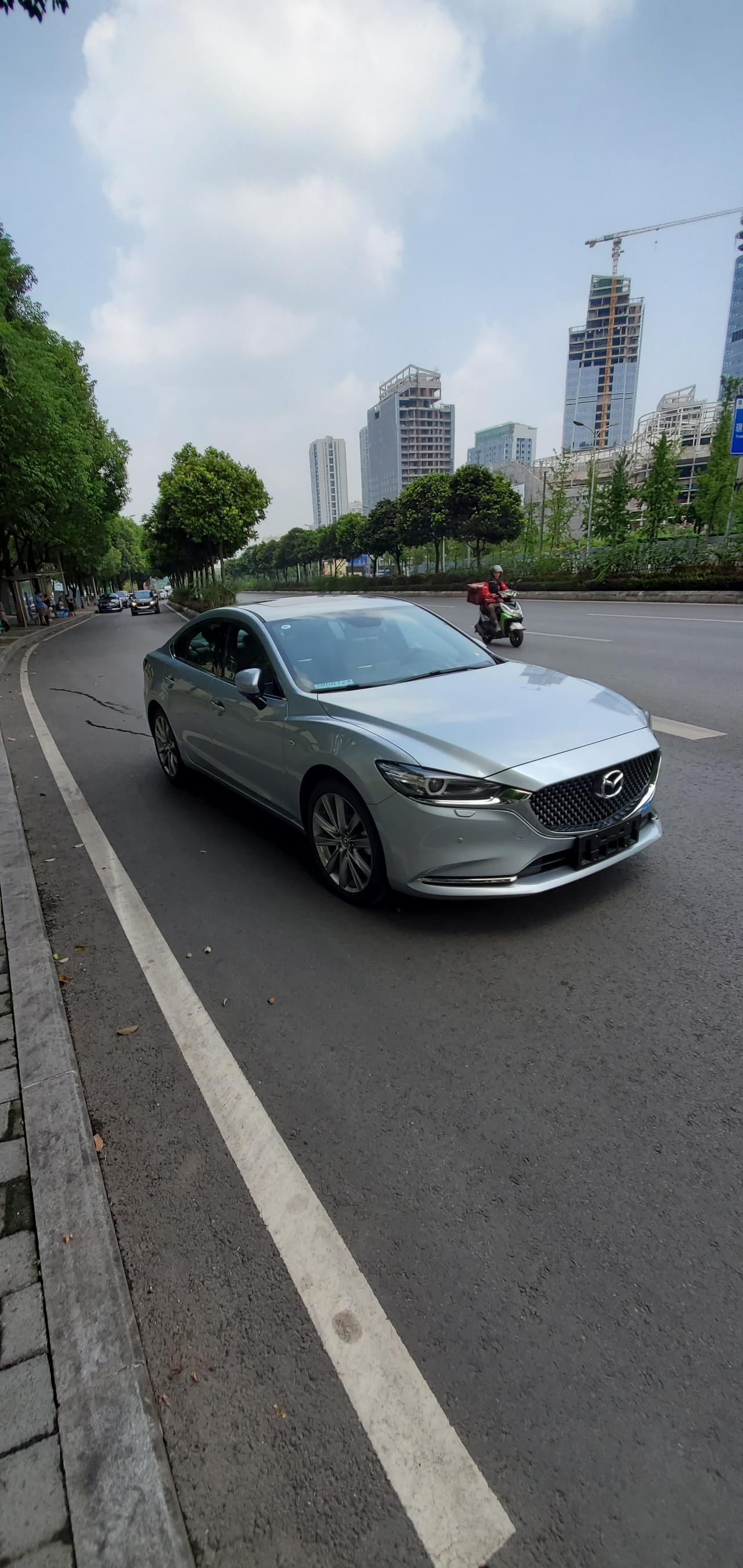 今天刚提阿特兹2.5尊崇 加油的时候加满了跳枪了还补了个整数310元 下车的时候闻到左后轮有股汽油味道 请问是不是油加多