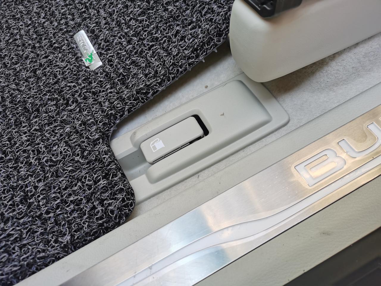 别克GL8 有人买了2022款652尊贵的脚垫吗？我买了不合适，郁闷啊，还买的御马的，另外你们的地上有没有固定的卡扣，我