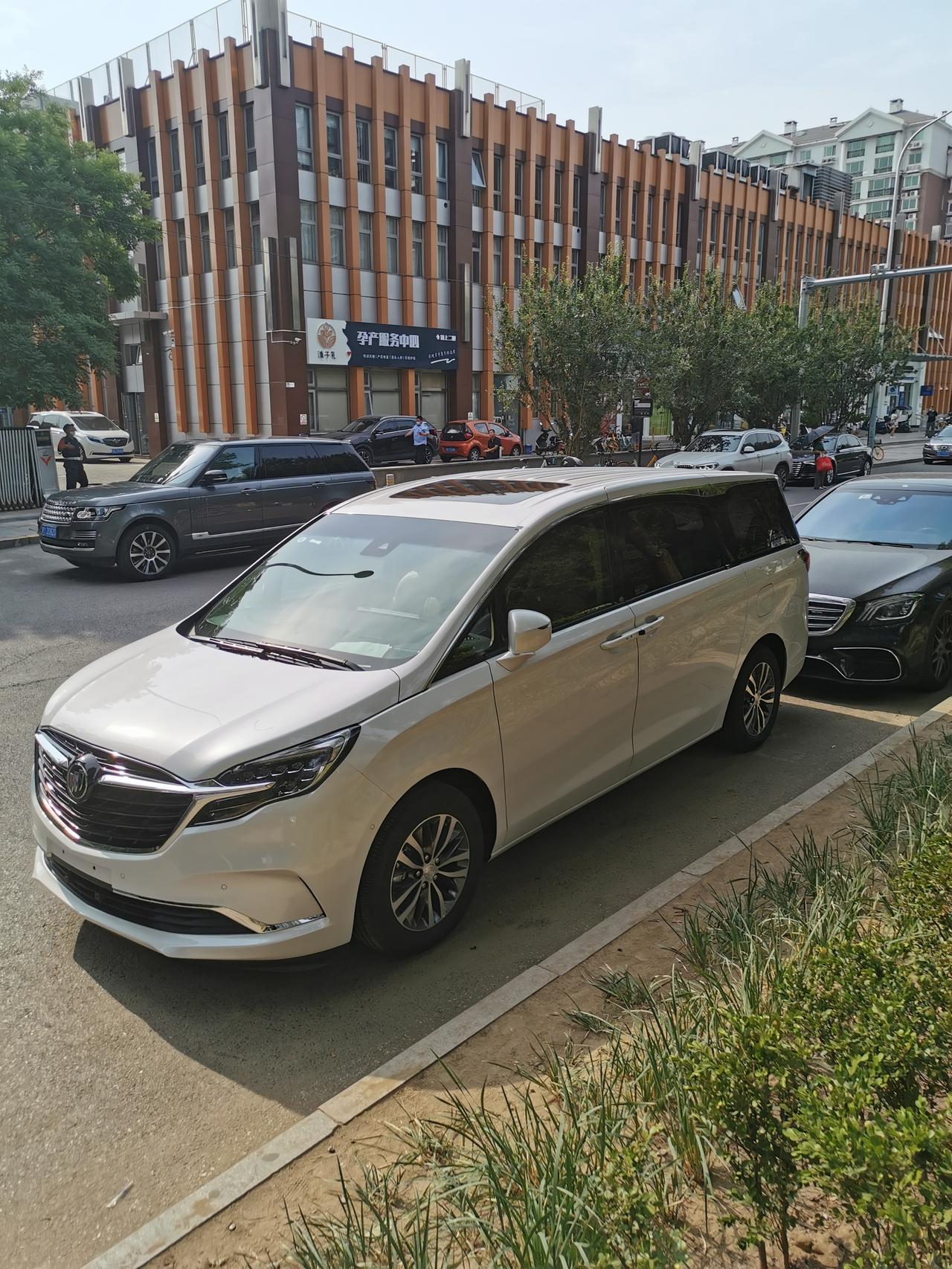 别克GL8 请教一下，GL8 653T着车后和熄火后，空调面板处发出呼呼的异响，断电后声音消失，是里面的电脑风扇声音吗？