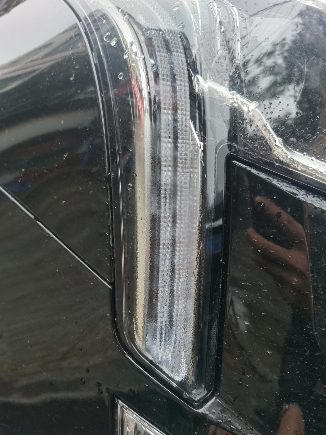 凯迪拉克XT5 昨天刚提的车子，今天下雨下雪，突然发现大灯雾灯起雾了？请问大家有没有遇到同样问题