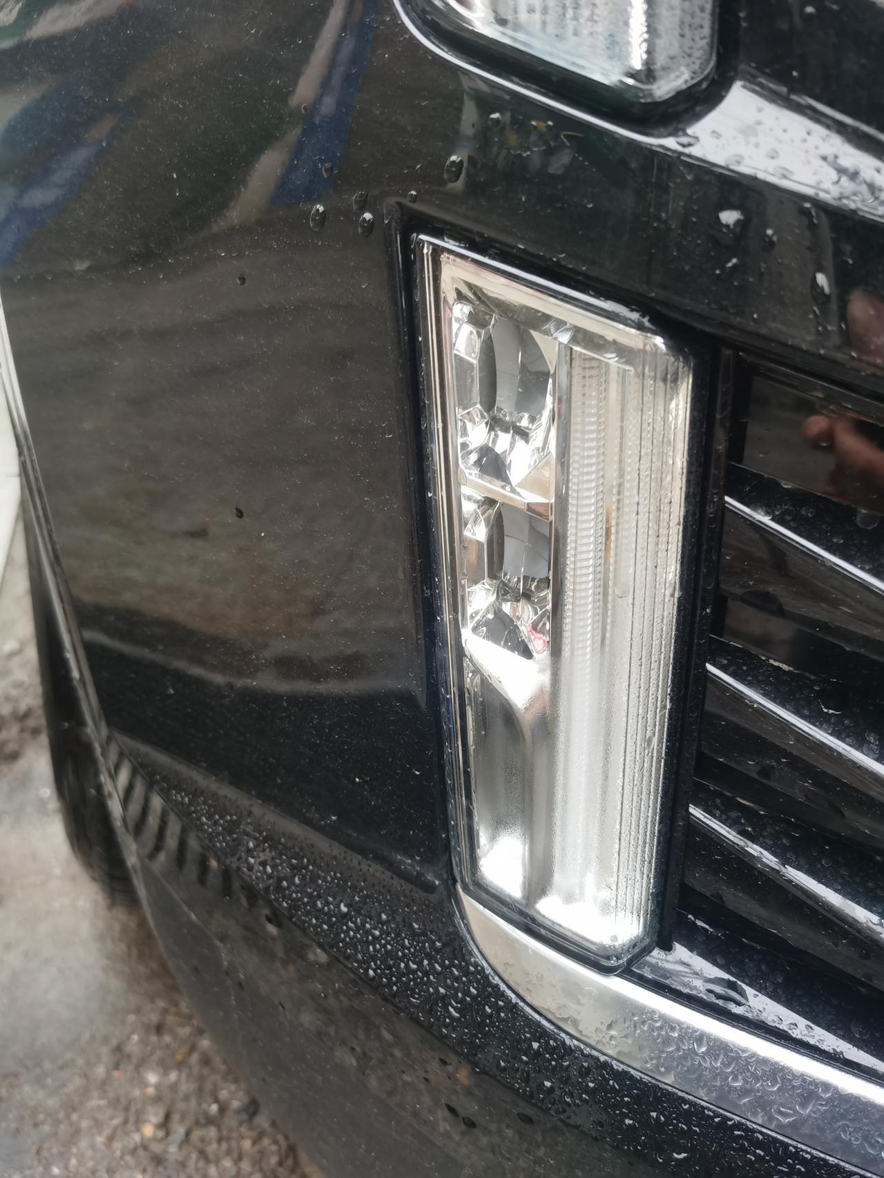 凯迪拉克XT5 昨天刚提的车子，今天下雨下雪，突然发现大灯雾灯起雾了？请问大家有没有遇到同样问题