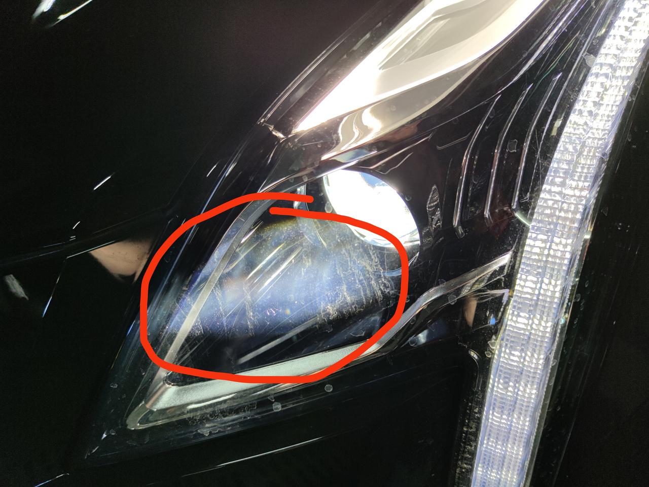 凯迪拉克XT5 各位尊贵的凯迪拉克车主，请问下你们的大灯前面有白色像雾一样的玩意吗，这个怎么解决啊，新提车3个月，可以找