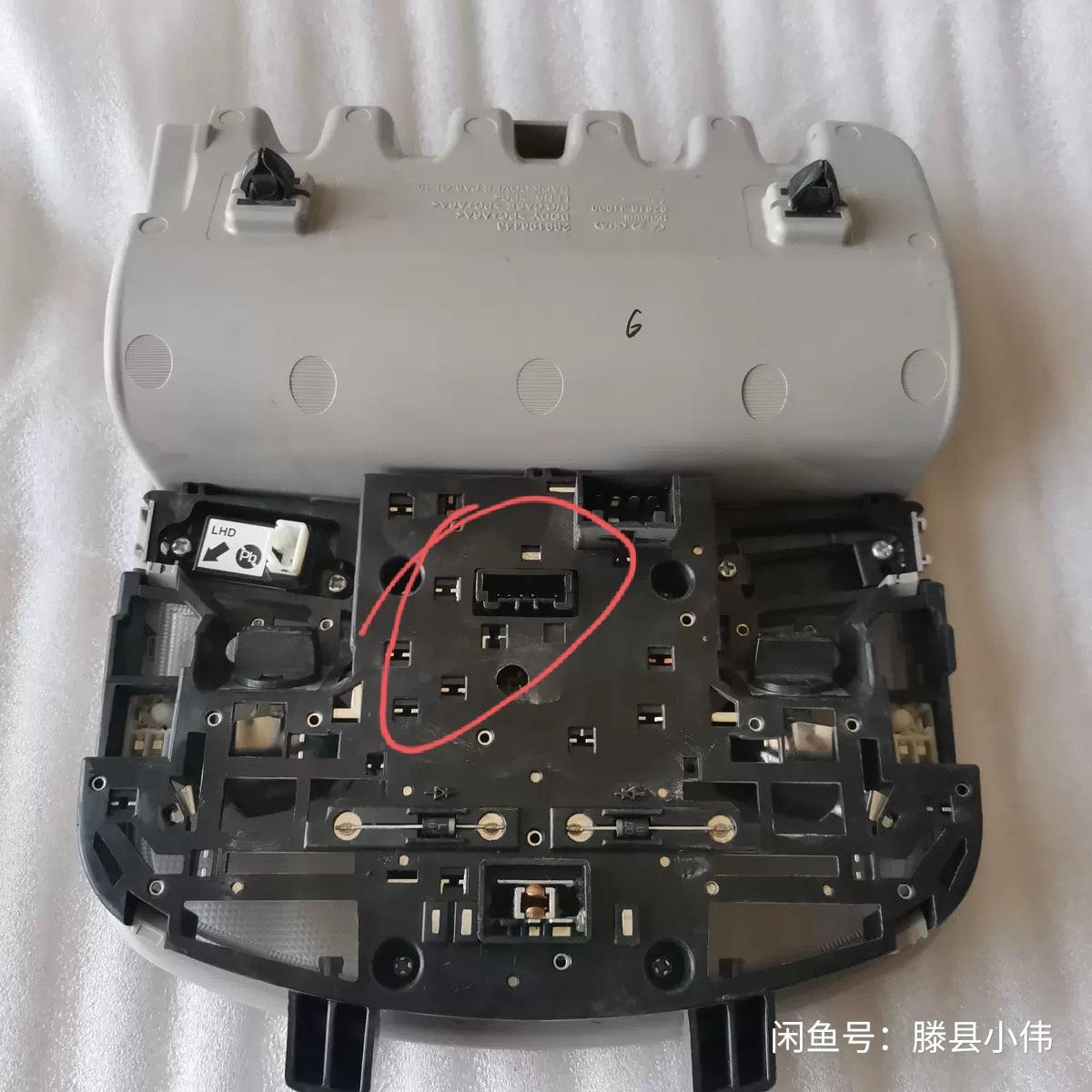 现代菲斯塔 有没有拆过阅读灯总成的，问下中间这个怎么拔的 拔不掉，需要用什么工具嘛？