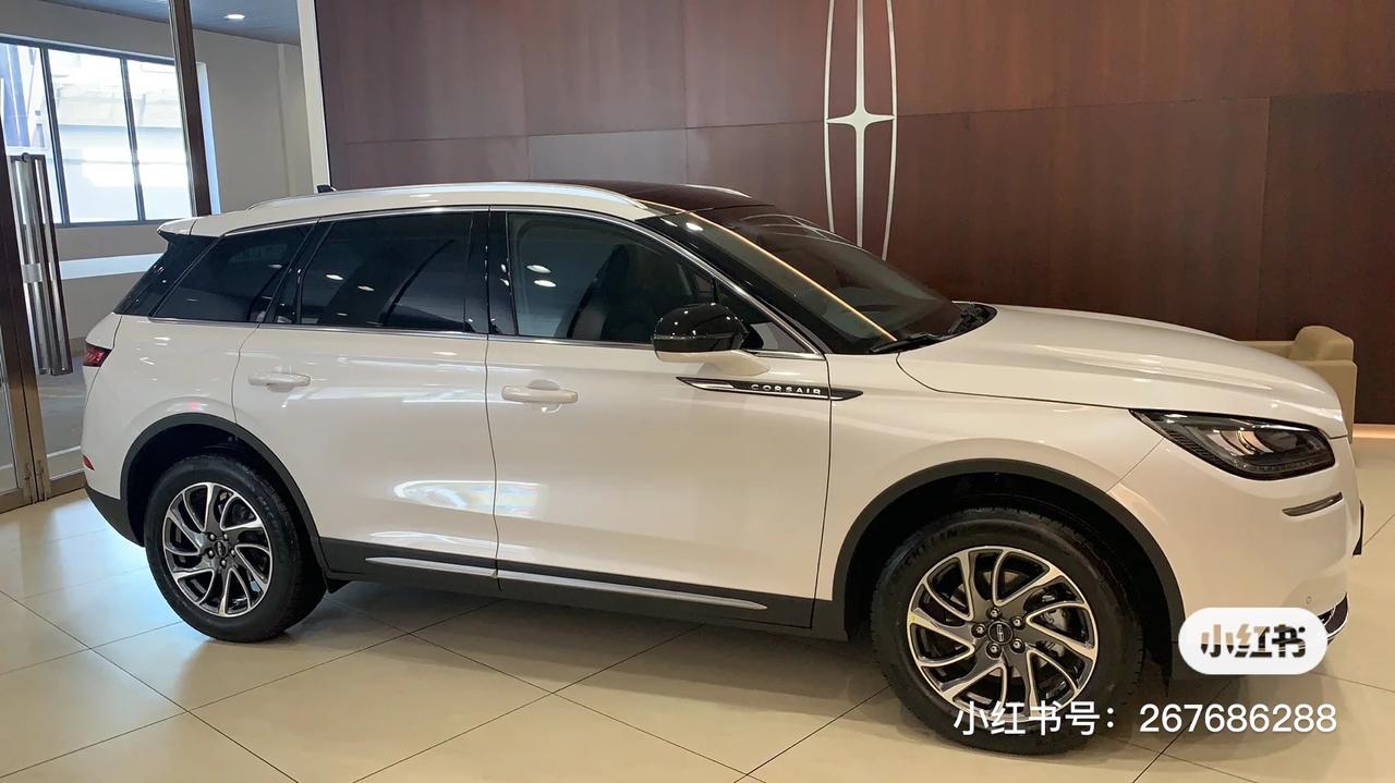 路虎揽胜极光 路虎极光和林肯冒险家怎么选？30万到35万的预算觉得林肯的性价比比较高，内饰也很好路虎感觉外观更加霸气，也