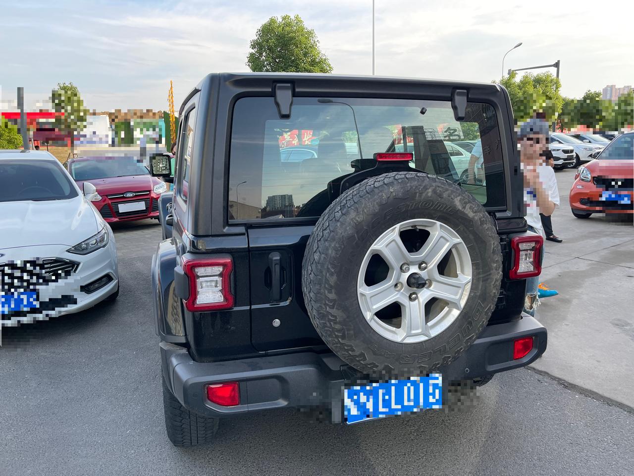 老哥们帮帮孩子吧最近突然想换车了，看上18款牧马人，素车，4w公里，2.0T，可惜是黑色，37，心动呀，就纯市区代步偶尔